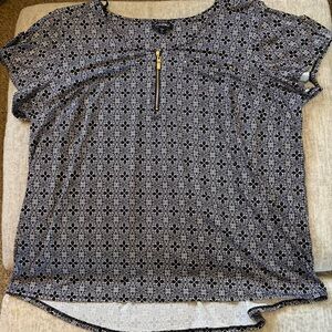 Roz & Ali Black & White Geometric Short Sleeve Top with Front Zip Accent